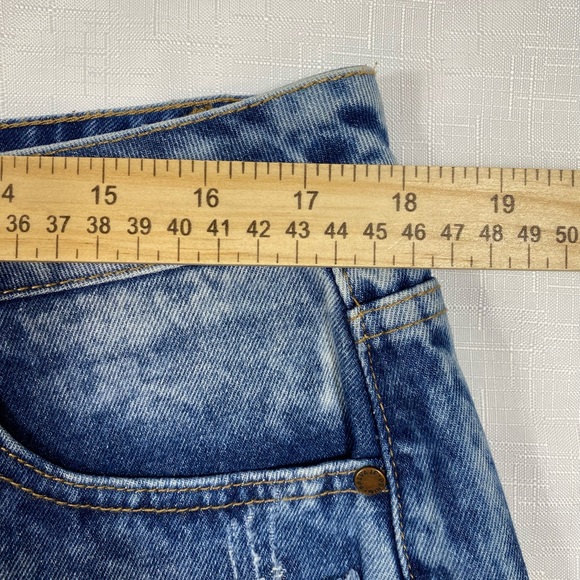 Salvaje Denim Distressed Short Raw Edge Lace Lined Front Shorts Size 11 - Picture 6 of 10